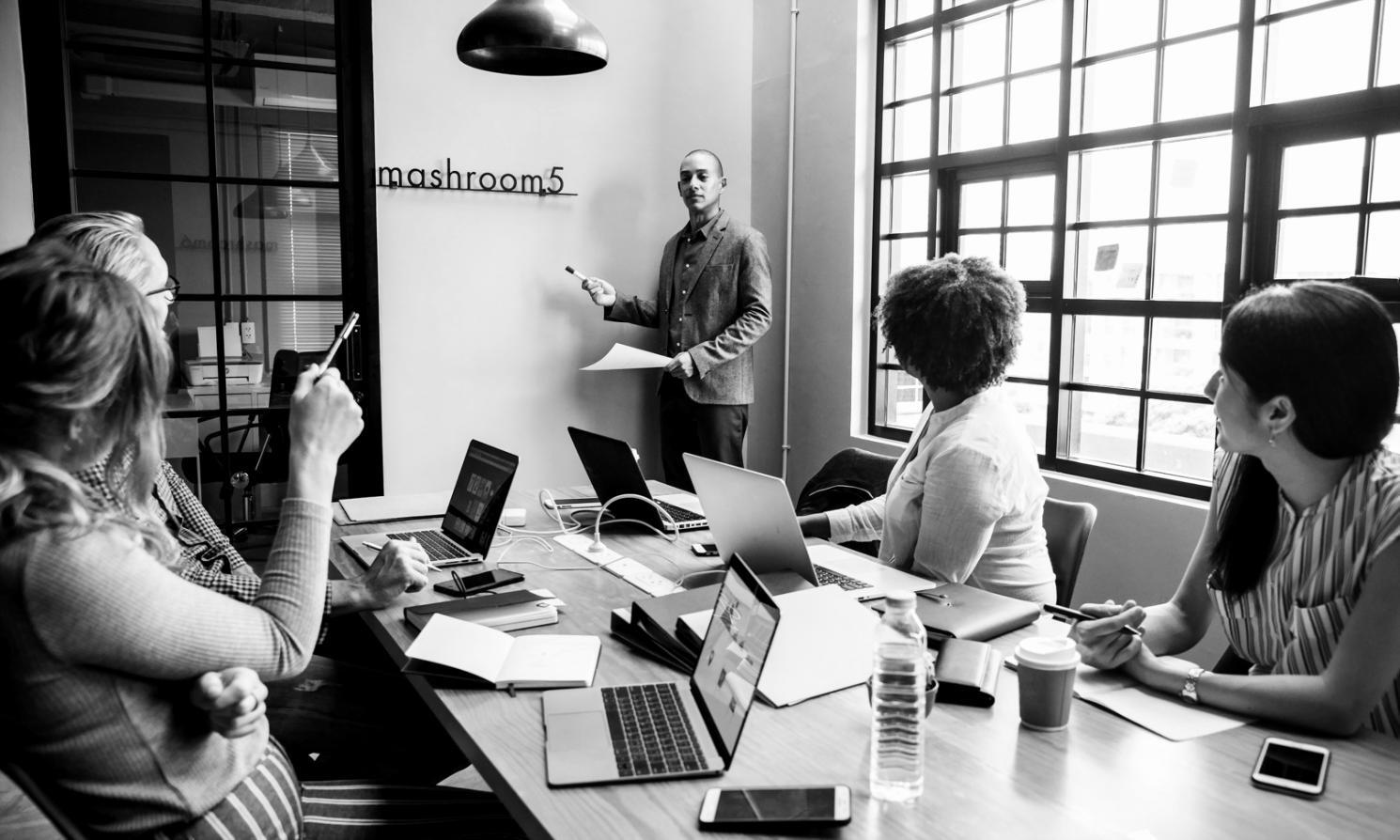 Modernes Beratungsbüro mit Tisch und Unterlagen für persönliche Finanzgespräche