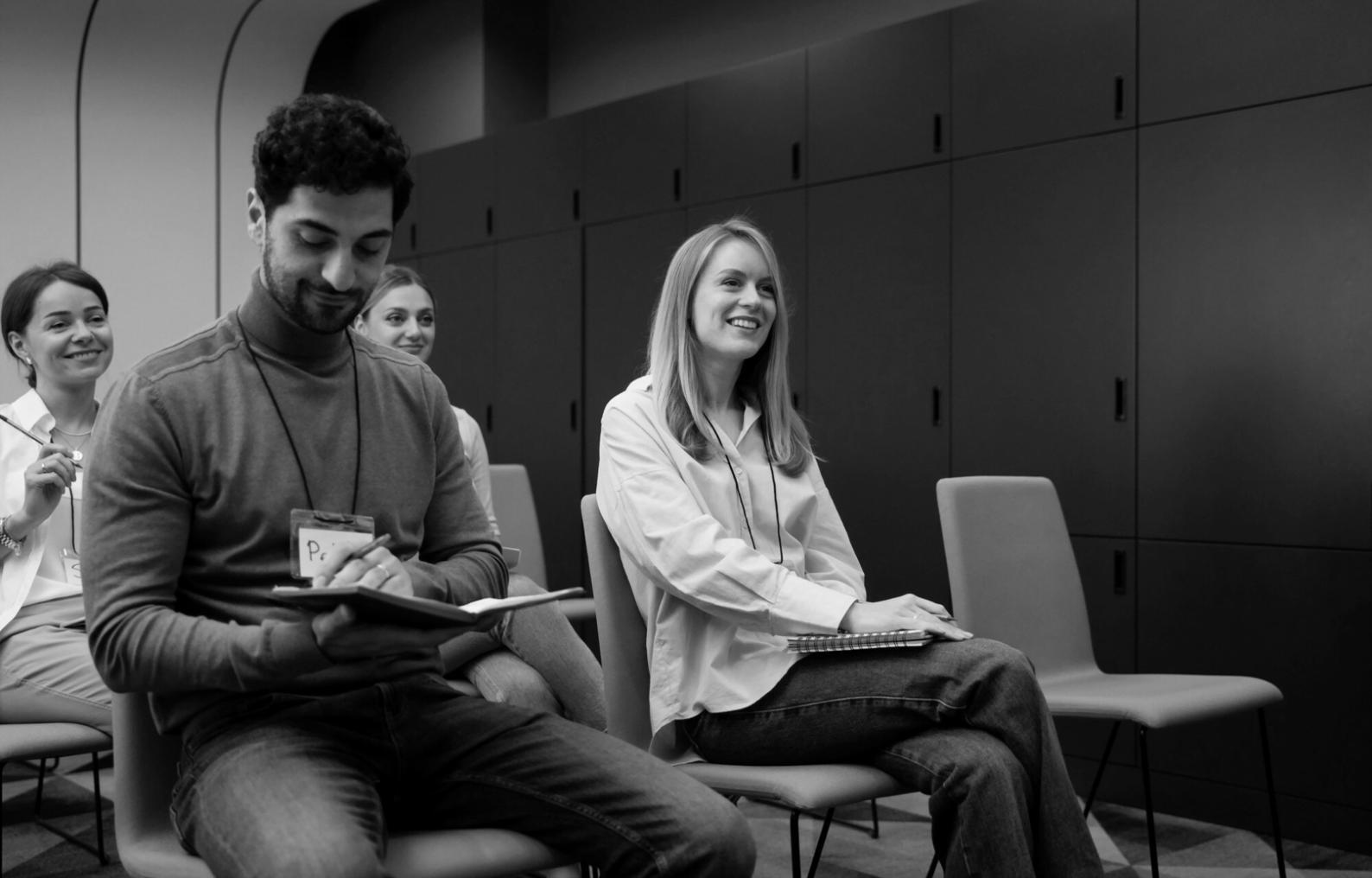 Arbeitsplatz mit Finanzunterlagen und Computer für detaillierte Analyse