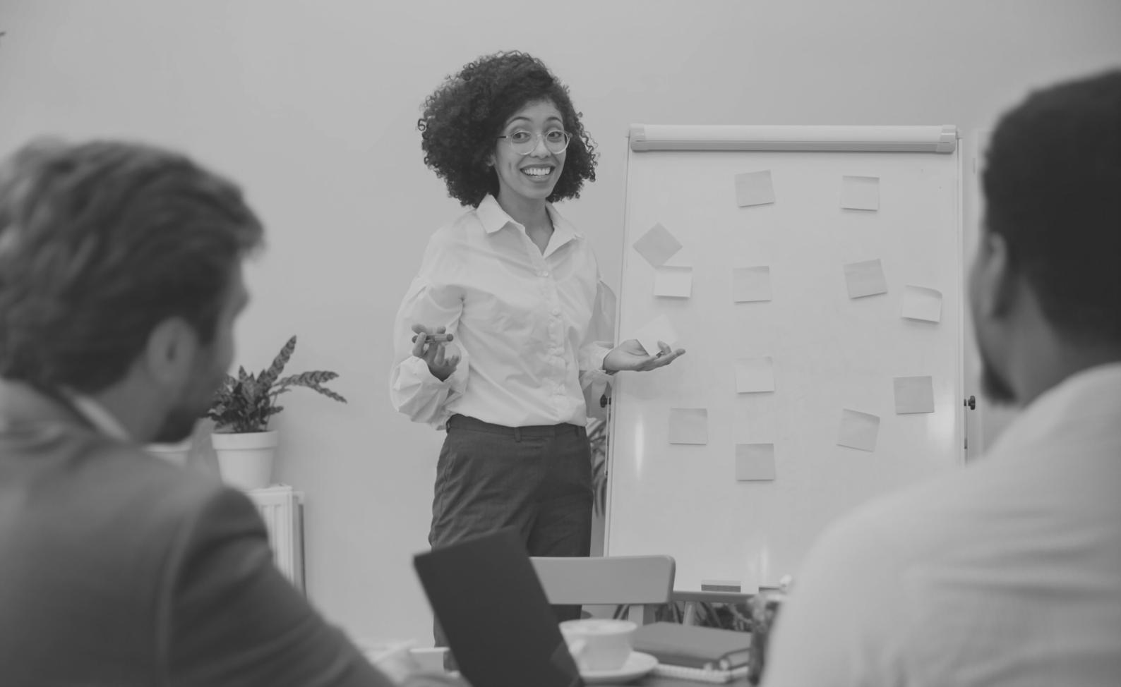 Gemeinsame Besprechung von Finanzstrategien in modernem Büro