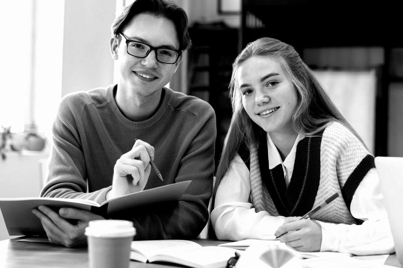 Professionelles Team bei der Auswertung von Finanzanalysen